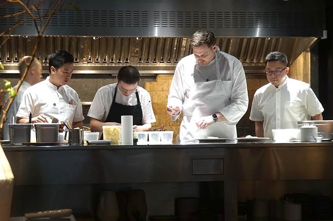 〈holt〉的餐厅有一开放式厨房，客人可以看见主厨Jeffrey Downs与伙伴工作「实况」。（图／姚舜）