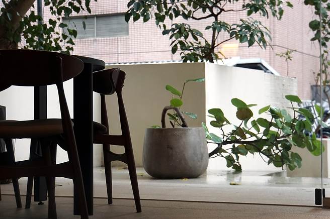 位在台北市民生东路西华饭店后巷的〈holt〉餐厅，是以Fine Dining餐厅定位切入市场，装潢简约带有北欧风。（图／姚舜）