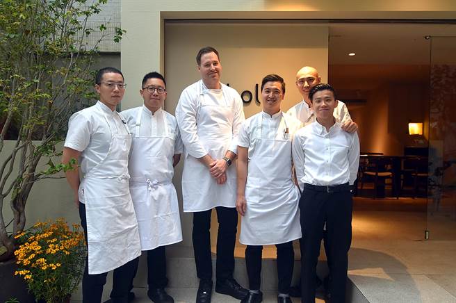 〈holt〉餐厅的内外场团队成员虽年轻，但均有相当资歷，且团队纪律和默契很好。（图／姚舜）