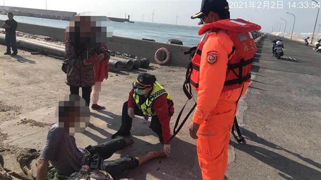 竹南龙凤渔港2日下午发生一艘胶筏遭强大风浪袭击搁浅北堤消波块，海巡人员救出船员。（海巡署第三岸巡队提供／谢明俊苗栗传真）
