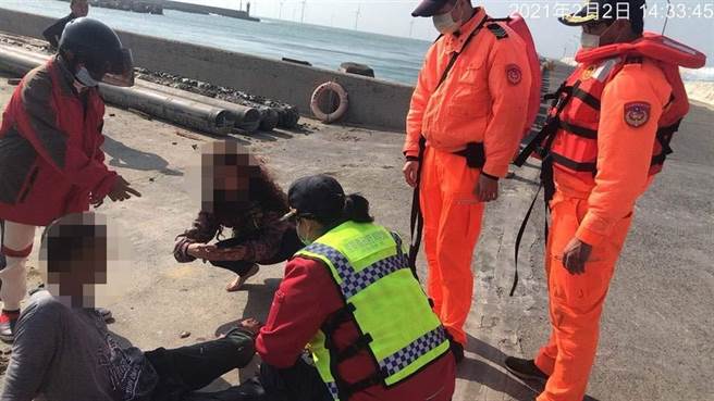 竹南龙凤渔港2日下午发生一艘胶筏遭强大风浪袭击搁浅北堤消波块，海巡人员救出船员。（海巡署第三岸巡队提供／谢明俊苗栗传真）
