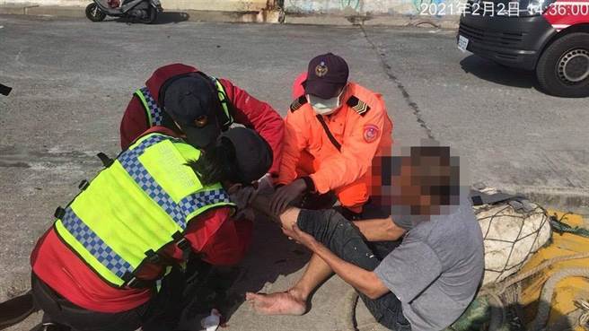 竹南龙凤渔港2日下午发生一艘胶筏遭强大风浪袭击搁浅北堤消波块，海巡人员救出船员。（海巡署第三岸巡队提供／谢明俊苗栗传真）