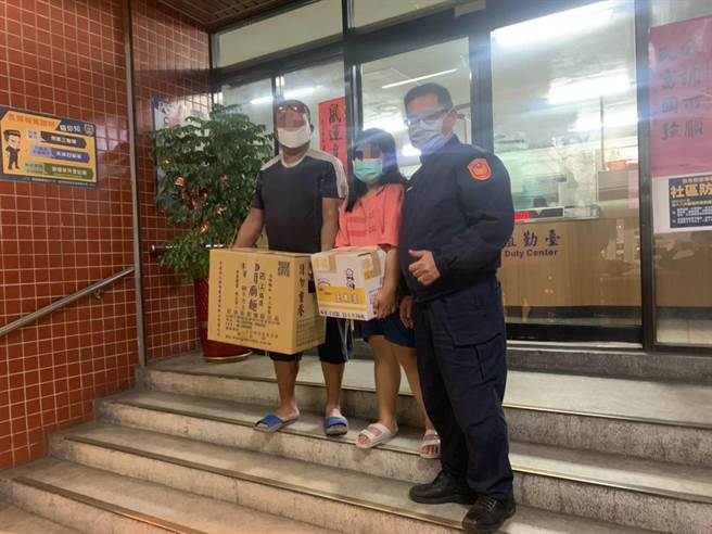 赛德克警瓦力司.比尤，执勤中每遇到较为弱势的原住民家庭，会默默记住联繫方式，并连结社会资源在农历年前送暖。（台中市第三分局提供／冯惠宜台中传真）