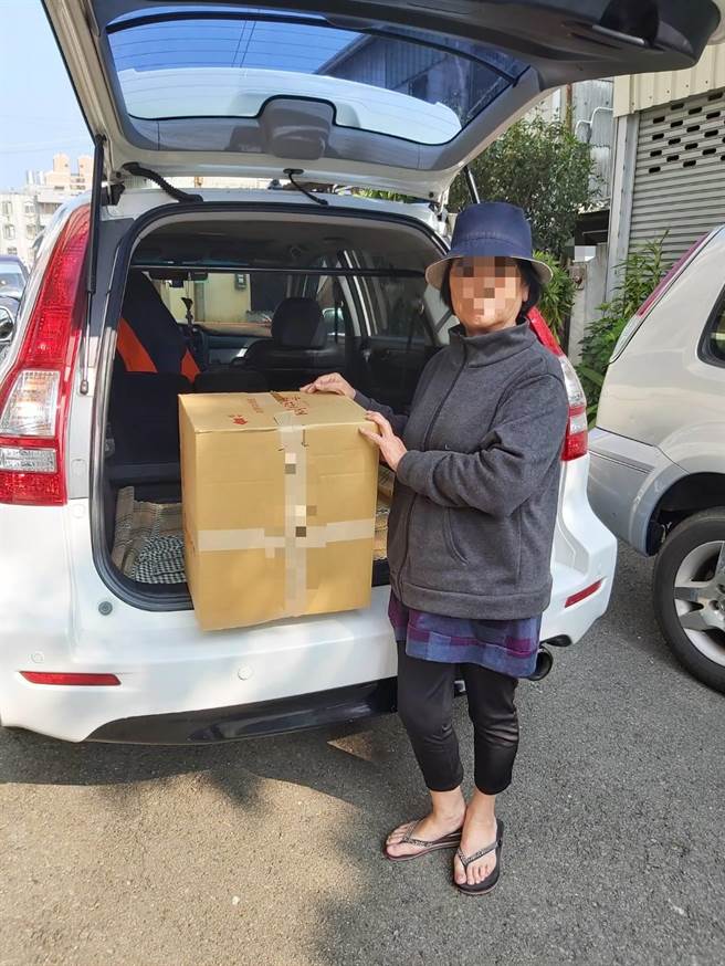 赛德克警瓦力司.比尤，执勤中每遇到较为弱势的原住民家庭，会默默记住联繫方式，并连结社会资源在农历年前送暖。（台中市第三分局提供／冯惠宜台中传真）