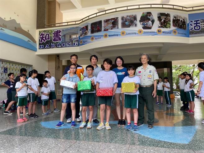 王荣记（右一）投身童军教育超过40年，是许多童军视为如师如父的资深前辈。（家属提供／冯惠宜翻摄）