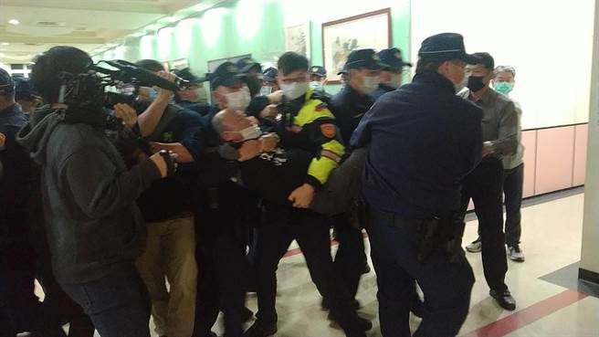 東勢重劃地主昨天下午到台中市地政局陳情，僵持不願離去到深夜，警方將部分群眾驅離。（台灣土地正義行動聯盟提供／陳淑芬台中傳真）  