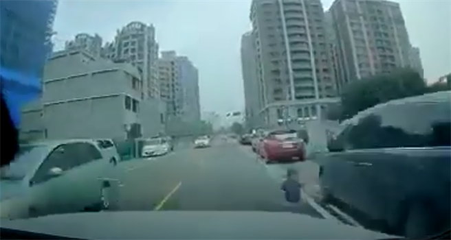 一名女駕駛昨天下午開車行經八德重劃區時，差點撞上一名暴衝小女童。(翻攝自 爆料公社二社)