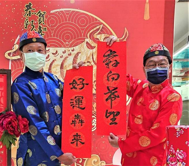 （高雄大远百将赠送顾客防疫春联，祈求大家阖家平安。图/大远百提供）