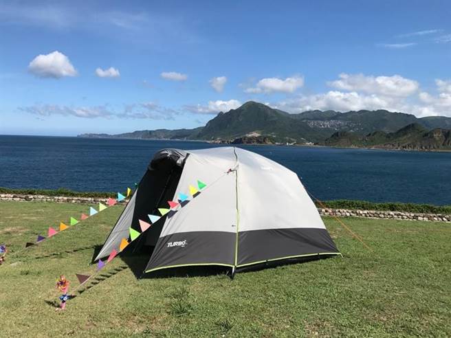 宏匯广场「好运犇放千元outdoor」福袋，仅限初一，配合国旅热潮特别组成，仅有66组、每人限购1袋，每袋1000元，有机会获价值4269元至1万2930元的超值正品，如Trubo Tent六人帐（图）、Jabra真无线蓝芽耳机、The North Face外套、SKECHERS老爹鞋等。（宏匯广场提供）