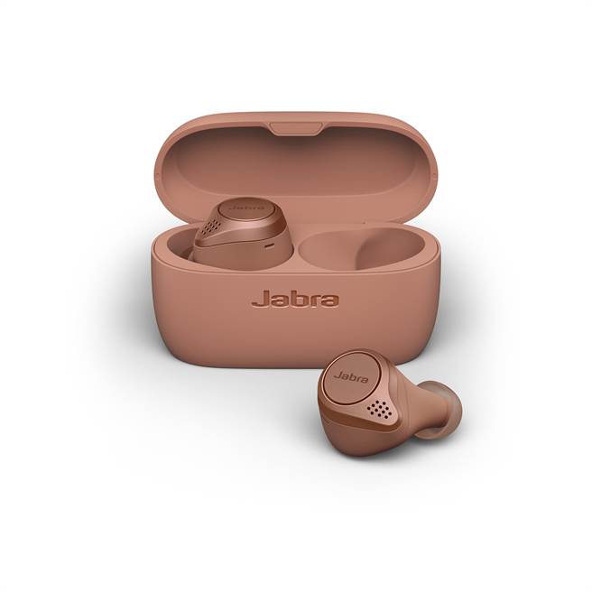 宏匯广场「好运犇放千元outdoor」福袋，仅限初一，配合国旅热潮特别组成，仅有66组、每人限购1袋，每袋1000元，有机会获价值4269元至1万2930元的超值正品，如Trubo Tent六人帐、Jabra真无线蓝芽耳机（图）、The North Face外套、SKECHERS老爹鞋等。（宏匯广场提供）