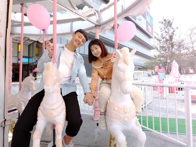 宏匯广场因应初三是西洋情人节，即日起至3月14日在户外广场设置粉红乐园。（宏匯广场提供）