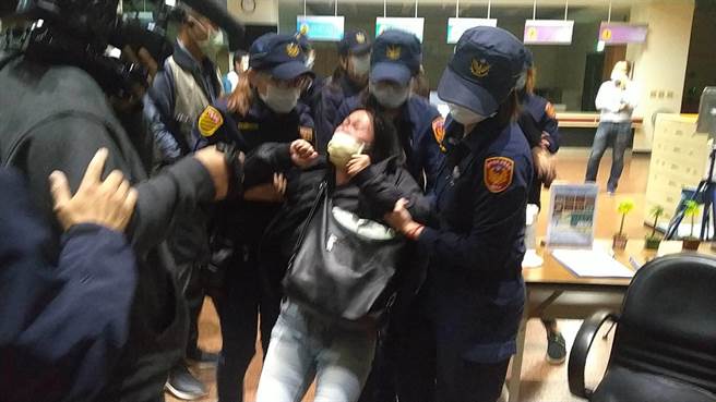 台中市东势重划地主昨天下午到台中市地政局陈情，僵持不愿离去到深夜，警方将部分群眾驱离。（台湾土地正义行动联盟提供／陈淑芬台中传真）