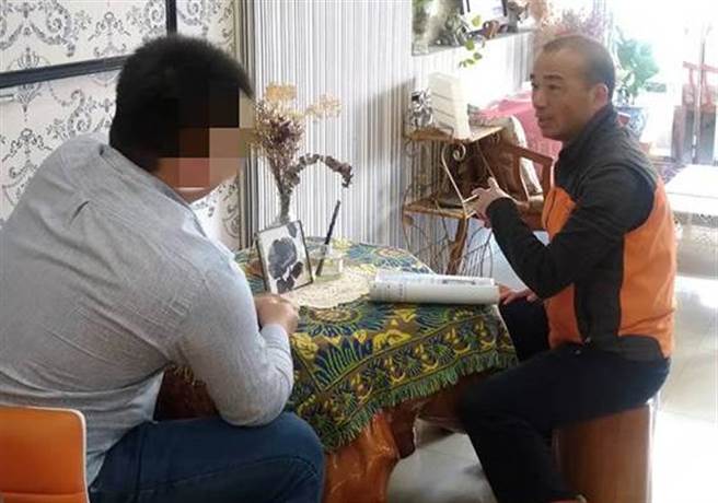 彰化分署执行官胡天赐日前执行一位居住在彰化县鹿港镇王姓义务人时，询问他遭罚的经过，原来不知「鸡仔饼」混猪肉  两盒伴手礼出关被罚20万元。（彰化分署提供／吴敏菁彰化传真）