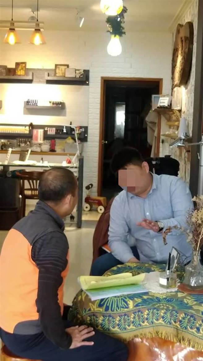 彰化分署执行官胡天赐日前执行一位居住在彰化县鹿港镇王姓义务人时，询问他遭罚的经过，原来不知「鸡仔饼」混猪肉  两盒伴手礼出关被罚20万元。（彰化分署提供／吴敏菁彰化传真）