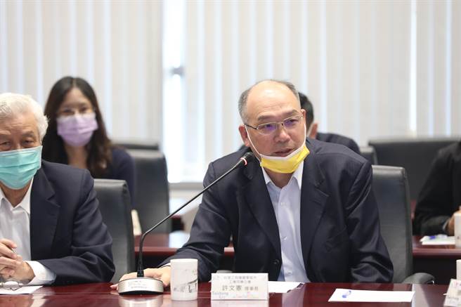 台湾工具机暨零组件工业同业公会理事长许文宪表示，已有彰化、嘉义、台南来台中向工具机挖角设厂。（卢金足摄）