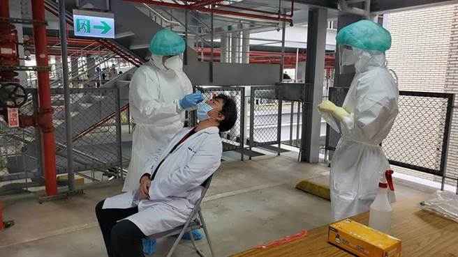 前进指挥所指挥官王必胜今率先接受PCR採检，他坦言第一次接受採检，急诊医师动作确实又流畅。（图取自王必胜脸书）