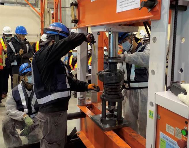 中捷綠線新軸心組裝作業已如期完成，預計4日完成正線測試。（台中捷運公司提供／陳淑芬台中傳真）