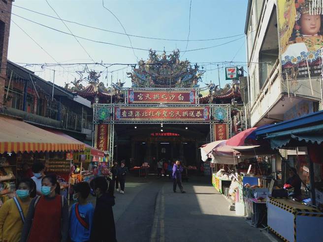 春节期间白沙屯拱天宫进香游客多，通霄警分局2月12日至16日实施交通管制措施。（通霄警分局提供／巫静婷苗栗传真）