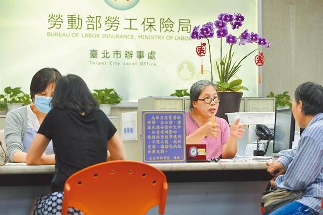 勞保局表示，被保險人可到符合老年給付請領條件時再申請，不受請求權時效規定的限制。（本報系資料照片）