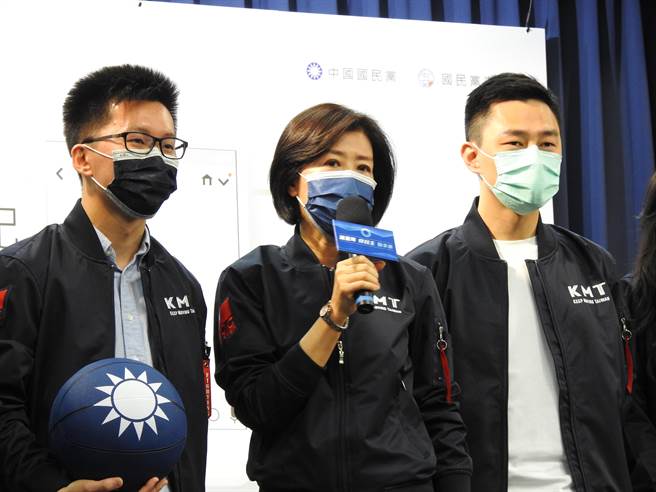 国民党电商中心今天宣布，已和国内入口网站PChome合作成立「中国国民党电子商城」店铺，并推出具「ROC forever」的飞行夹克、束口袋等周边小物。（赵婉淳摄）