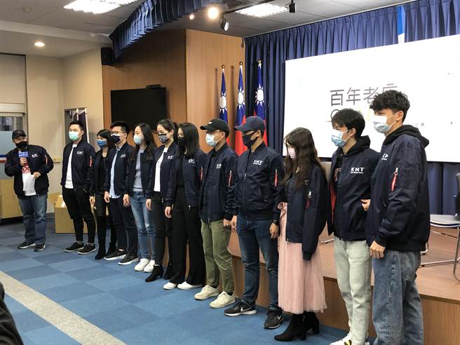 国民党电商中心今天宣布，已和国内入口网站PChome合作成立「中国国民党电子商城」店铺，并推出具「ROC forever」的飞行夹克、束口袋等周边小物。（赵婉淳摄）