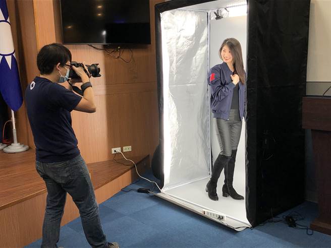 国民党电商中心今天宣布，已和国内入口网站PChome合作成立「中国国民党电子商城」店铺，并推出具「ROC forever」的飞行夹克、束口袋等周边小物。（赵婉淳摄）