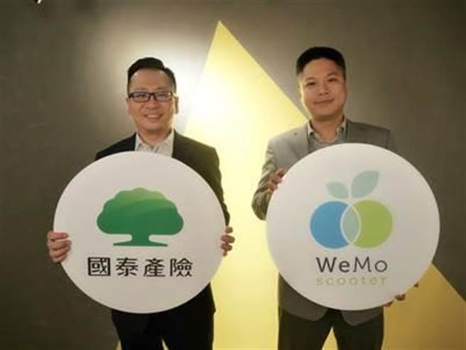 （国泰产险与 WeMo Scooter合作，推出外送员伤害保险。左为国泰产险副总经理梁明乔、右为WeMo Scooter创办人暨执行长吴昕霈。图/国泰产险提供）