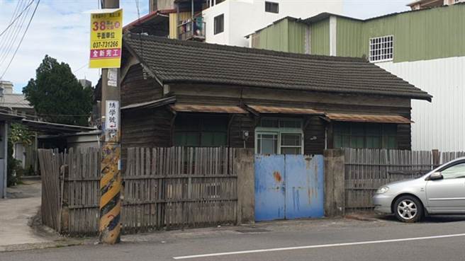 苗栗县政府2日办理110年度第1次有形文化资产审议委员会，经过讨论，登录歷史建筑「通霄国小仁爱路日式教职员宿舍」为文化资产。（苗栗县政府文观局提供／巫静婷苗栗传真）