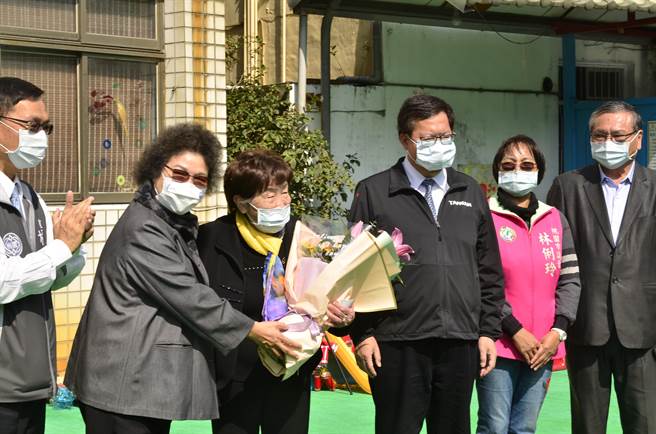 监察院长陈菊（左）送花给其国小老师、龟山慧儿园幼儿园园长刘阿李。（赖佑维摄）