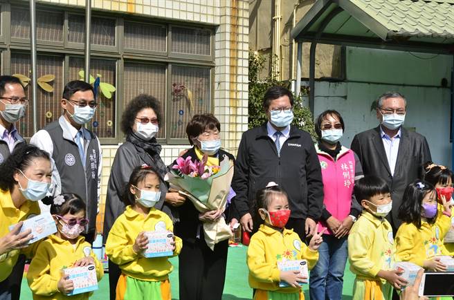 监察院长陈菊60多年前就读三星国小时，曾被龟山慧儿园幼儿园园长刘阿李教过，在桃园市长郑文灿安排下，2人相见欢。（赖佑维摄）