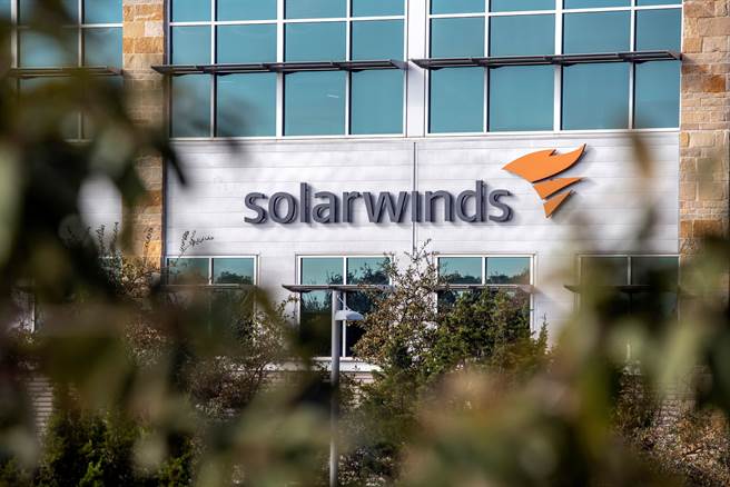 中国骇客去年疑似利用资讯公司SolarWinds 软体漏洞侵入美国政府电脑。(图/路透)