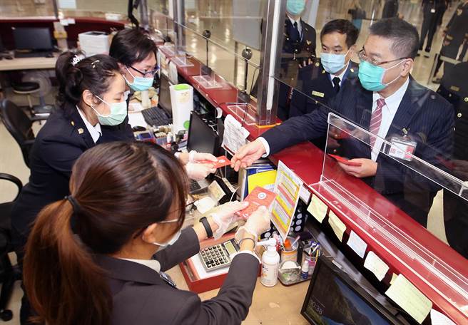 內政部長徐國勇（右）3日前往桃園機場，視察航警局及移民署國境大隊，並致贈紅包給第一線工作人員。（范揚光攝）