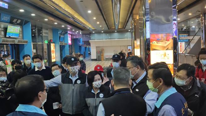 劳动部部长许铭春今天率队执行「春安联合督导检查」。（林良齐摄）