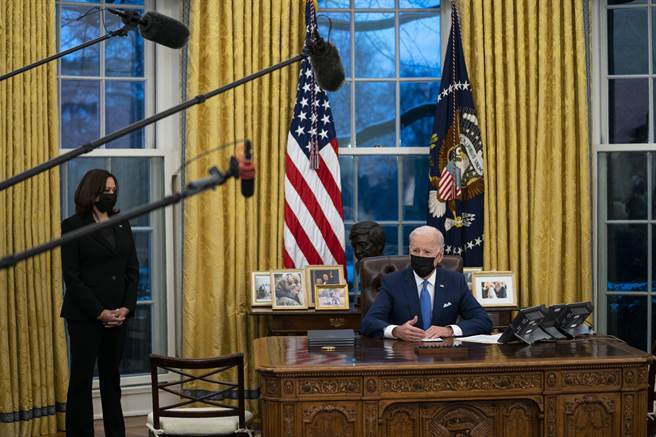 美国总统拜登试图改变前总统川普在移民政策上的强硬路线。(图/美联社)