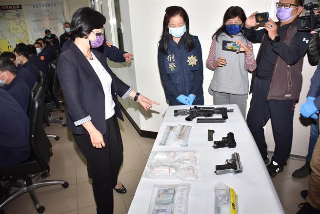 彰化警分局查获鸳鸯双盗贩毒、拥枪自重，查获长短枪3支、毒品300余克，子弹17颗、疑似贩毒所得50余万元，衝锋枪和90制式手枪共用子弹。（彰化警分局提供／吴敏菁彰化传真）