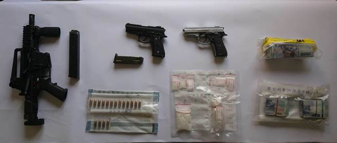 彰化警分局查获鸳鸯双盗贩毒、拥枪自重，查获长短枪3支、毒品300余克，子弹17颗、疑似贩毒所得50余万元，衝锋枪和90制式手枪共用子弹。（彰化警分局提供／吴敏菁彰化传真）