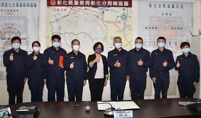 彰化县长王惠美3日上午亲临彰化警察分局，颁发侦破重要刑案有功慰问金。（彰化警分局提供／吴敏菁彰化传真）