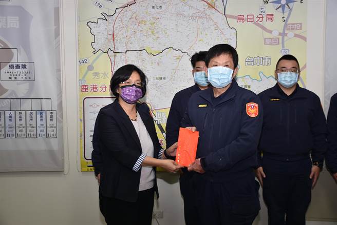 彰化县长王惠美3日上午亲临彰化警察分局，颁发侦破重要刑案有功慰问金。（彰化警分局提供／吴敏菁彰化传真）