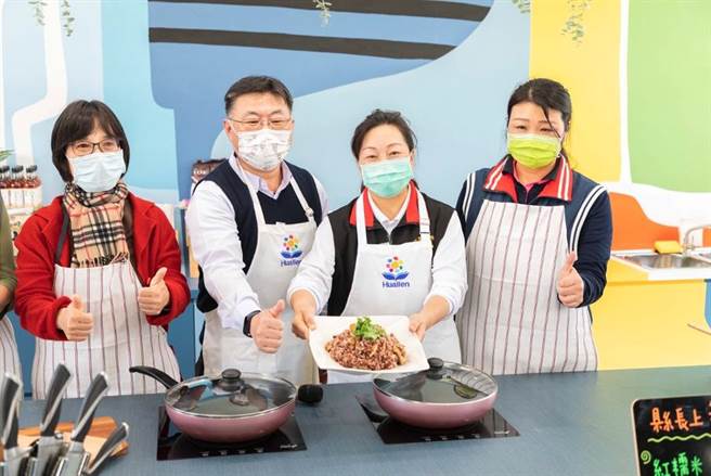 里山食艺上菜秀，由花莲县长亲临揭牌仪式，并启用教室、开锅上菜暖心麻油红糯米鸡。（富里农会提供）