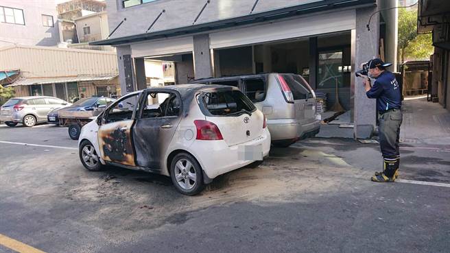 林男汽车内点燃汽油，意外烧毁自己车辆，并波及路上的1辆休旅车。（程炳璋摄）