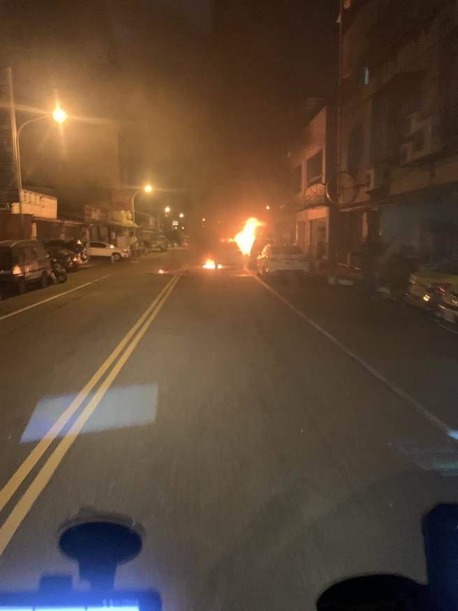 林男半夜将车停在路中，在车内点火烧车，还波及路边休旅车，警消赶到时两车皆熊熊起火。（读者提供／程炳璋台南传真）