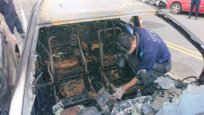 林男毒驾并在车内点火，车内几乎全部烧毁。（程炳璋摄）