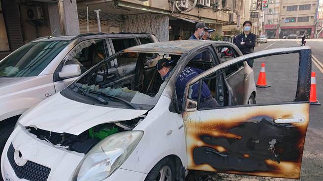 林男半夜烧车，消防局3日一早进行火调作业。（程炳璋摄）