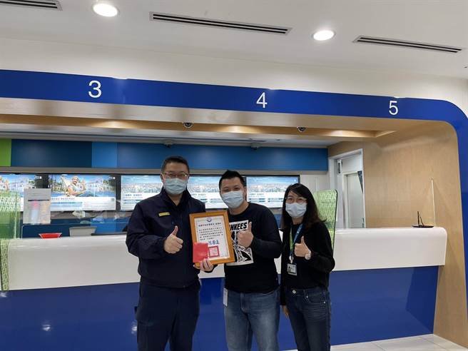 平镇警加强防抢，另表扬拦阻诈骗银行行员。(警方提供／吕筱蝉桃园传真)