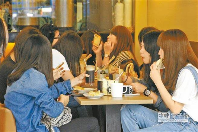 有网友才在早餐店打工2天，就神经紧绷、压力超大，直呼太累了。图为早餐店。(资料照)