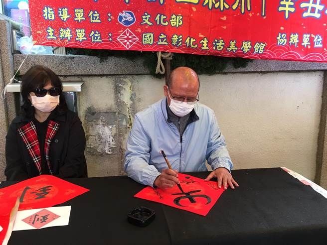 台中市议长张清照亲自开笔，为挥毫送春联活动揭开序幕。（王文吉摄）