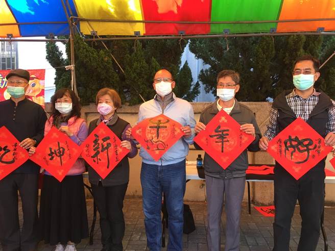 台中市议长张清照（右三）于清水服务处举办挥毫送春联活动。（王文吉摄）
