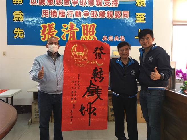 台中市议长张清照（左）于清水服务处举办挥毫送春联活动。（王文吉摄）