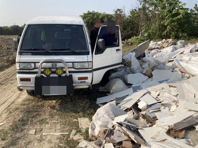 台南仁德區中洲公墓附近空地，近日發現有任意傾倒事業廢棄物情事，南市警歸仁分局日前火速逮捕邱姓嫌犯。（讀者提供／李宜杰台南傳真）