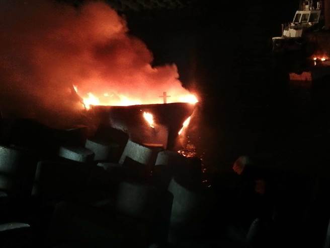 新北市林口火力發電廠舶區漁港今天（3）清晨4時許發生一起火警。（翻攝畫面／李俊淇新北傳真）